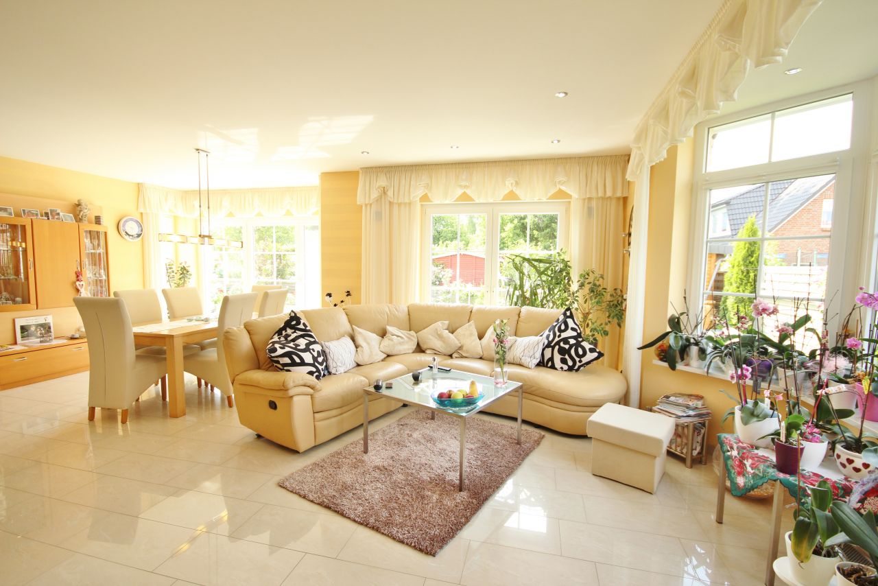 Elegante Villa mit Fernblick und Wintergarten