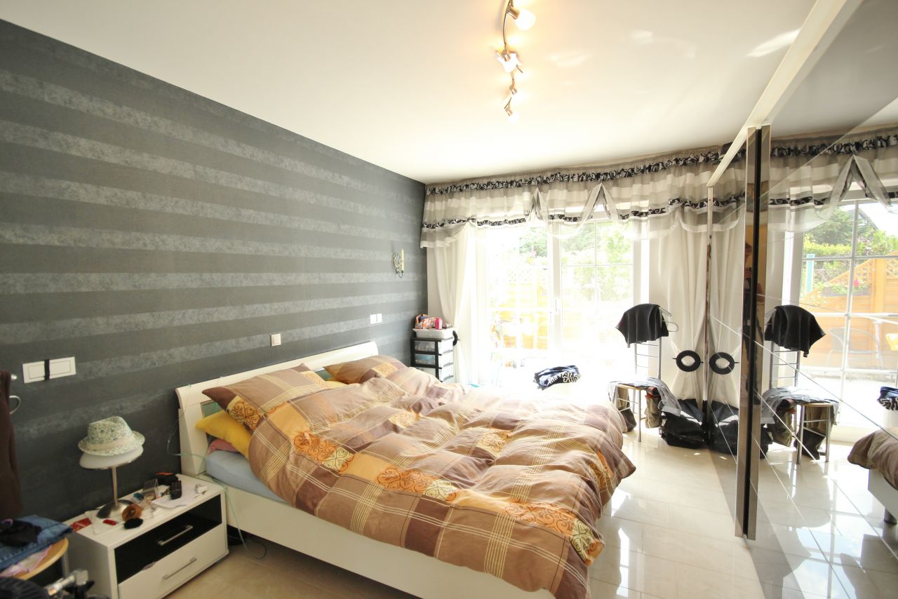 Elegante Villa mit Fernblick und Wintergarten