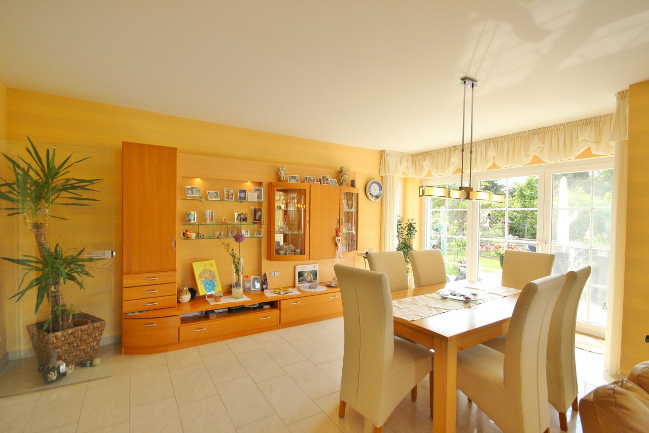 Elegante Villa mit Fernblick und Wintergarten