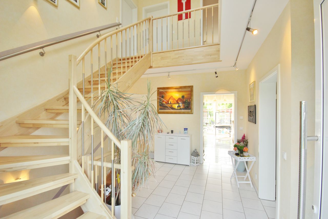 Elegante Villa mit Fernblick und Wintergarten